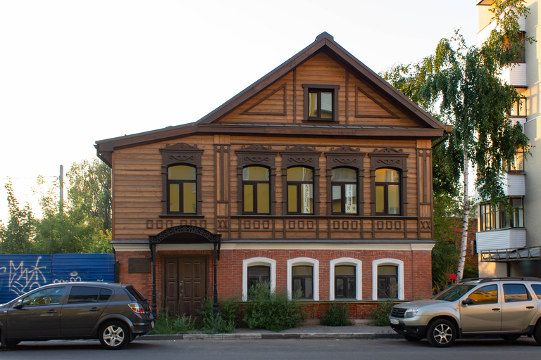 В этом доме в 1879 году жил Алёша Пешков)